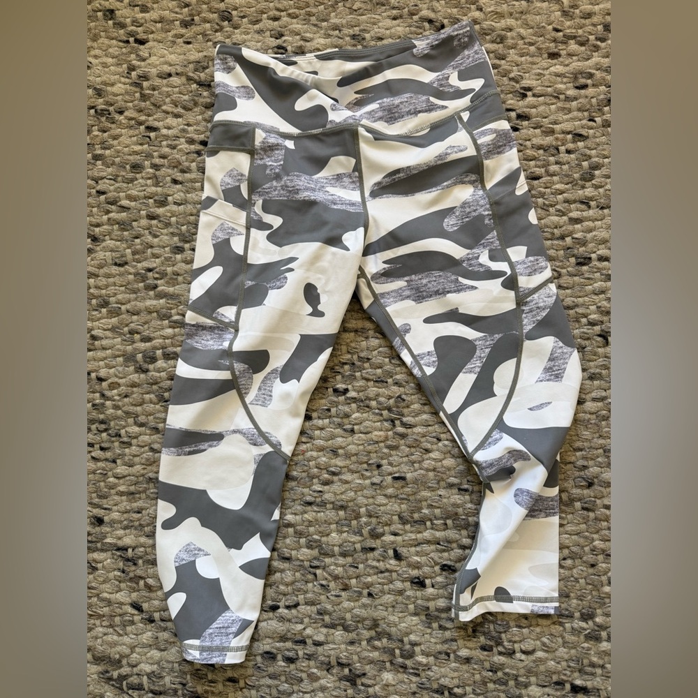 ZYIA active camo pocket light n tight leggings